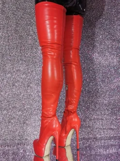 Cuissardes sexy à bout rond et talon aiguille sur les bottes au genou