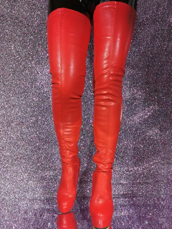 Cuissardes sexy à bout rond et talon aiguille sur les bottes au genou