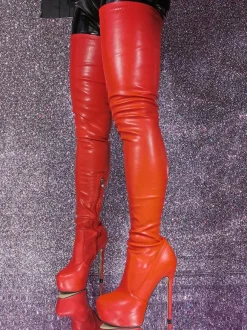 Cuissardes sexy à bout rond et talon aiguille sur les bottes au genou
