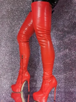 Cuissardes sexy à bout rond et talon aiguille sur les bottes au genou