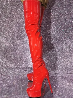 Cuissardes sexy à plateforme rouge à talons hauts sur les bottes au genou