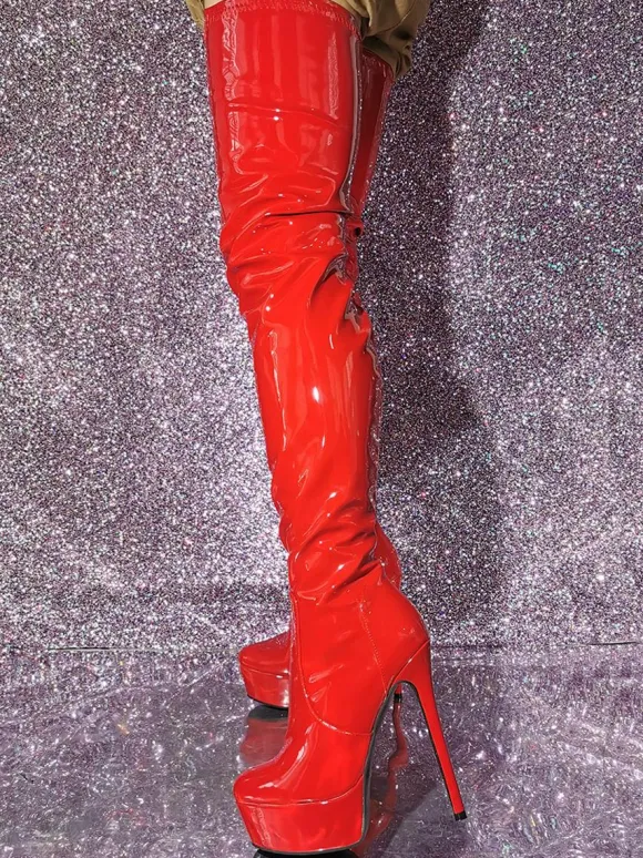Cuissardes sexy à plateforme rouge à talons hauts sur les bottes au genou