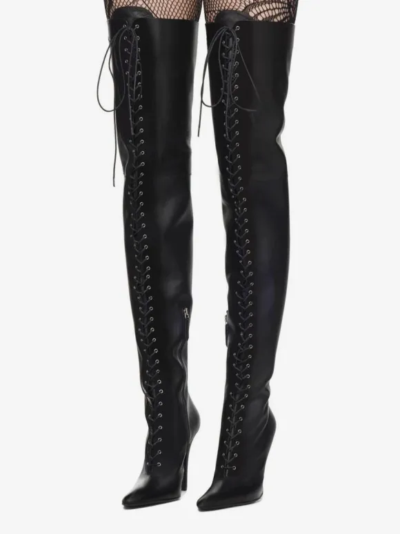 Cuissardes à lacets noires à bout pointu et talon aiguille sur les bottes au genou