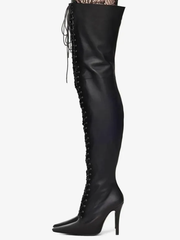 Cuissardes à lacets noires à bout pointu et talon aiguille sur les bottes au genou