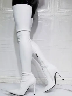 Cuissardes noires à bout pointu sexy sur les bottes au genou