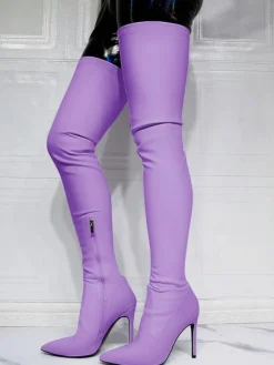 Cuissardes noires à bout pointu sexy sur les bottes au genou