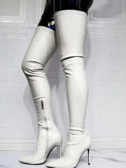 Cuissardes noires à bout pointu sexy sur les bottes au genou