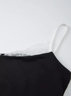Débardeur court à bretelles spaghetti et col carré en dentelle contrastée