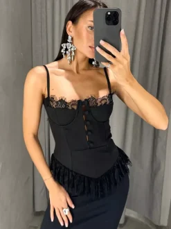 Débardeur noir à bretelles fines et dos nu en dentelle style décontracté pour femme.