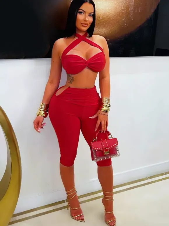 Ensemble 2 pièces : haut court dos nu à découpes torsadées et pantalon capri froncé