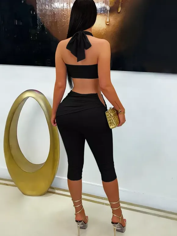 Ensemble 2 pièces : haut court dos nu à découpes torsadées et pantalon capri froncé