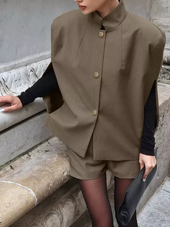 Ensemble 2 pièces blazer court gilet sans manches et short assorti tailleur femme.