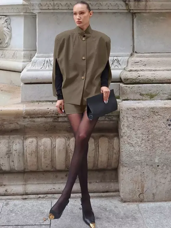 Ensemble 2 pièces blazer court gilet sans manches et short assorti tailleur femme.