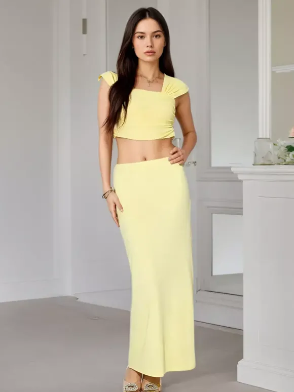 Ensemble 2 pièces composé d'un crop top à manches courtes et col carré froncé et d'une jupe longue sirène