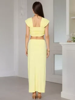 Ensemble 2 pièces composé d'un crop top à manches courtes et col carré froncé et d'une jupe longue sirène