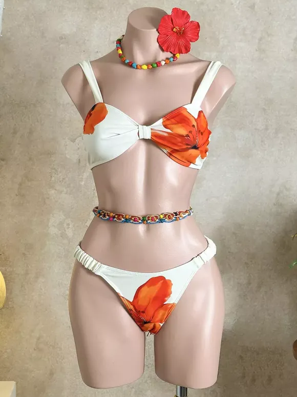 Ensemble bikini à armatures à imprimé floral rouge sur fond blanc