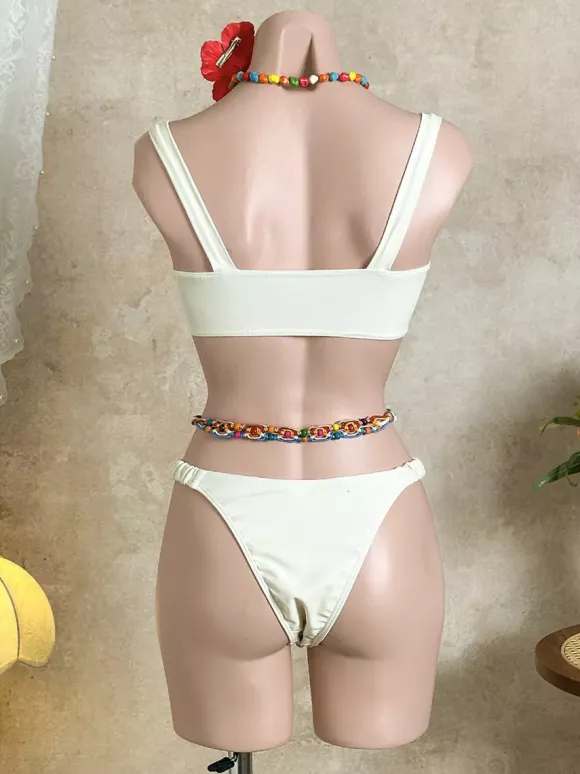 Ensemble bikini à armatures à imprimé floral rouge sur fond blanc