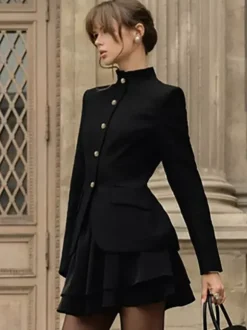 Ensemble blazer et jupe d'inspiration militaire pour femme tenue chic deux pièces - Noir vintage col montant coupe ajustée - Tenue de soirée printemps 2026