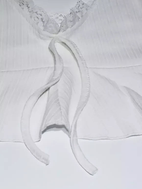 Ensemble Coquette 2 pièces à bordure en dentelle blanche pour femme - Débardeur short - Tenue décontractée d'été pour la plage 2026
