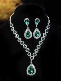 Ensemble de bijoux vintage vert à motif floral comprenant des bracelets des boucles d'oreilles et un collier en strass.