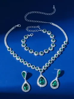 Ensemble de bijoux vintage vert à motif floral comprenant des bracelets des boucles d'oreilles et un collier en strass.