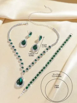 Ensemble de bijoux vintage vert à motif floral comprenant des bracelets des boucles d'oreilles et un collier en strass.