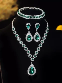 Ensemble de bijoux vintage vert à motif floral comprenant des bracelets des boucles d'oreilles et un collier en strass.