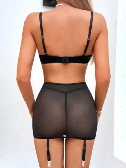 Ensemble de lingerie 3 pièces en satin noir et résille : soutien-gorge à armatures porte-jarretelles jupon string et culotte.