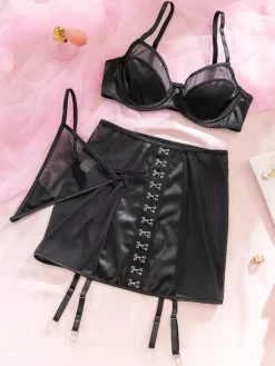 Ensemble de lingerie 3 pièces en satin noir et résille : soutien-gorge à armatures porte-jarretelles jupon string et culotte.