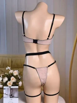 Ensemble de lingerie 4 pièces en dentelle transparente noire brodée bicolore : soutien-gorge culotte et porte-jarretelles.
