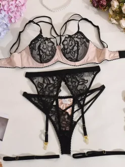 Ensemble de lingerie 4 pièces en dentelle transparente noire brodée bicolore : soutien-gorge culotte et porte-jarretelles.