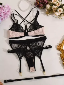 Ensemble de lingerie 4 pièces en dentelle transparente noire brodée bicolore : soutien-gorge culotte et porte-jarretelles.