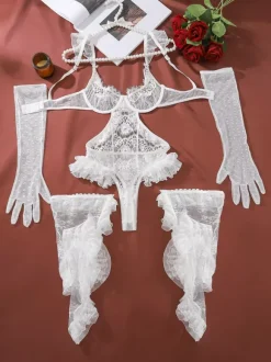 Ensemble de lingerie 3 pièces pour mariée : body en dentelle florale blanche à volants et découpes.