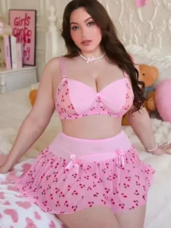 Ensemble de lingerie grande taille : soutien-gorge en résille imprimé cerises et mini-jupe à volants