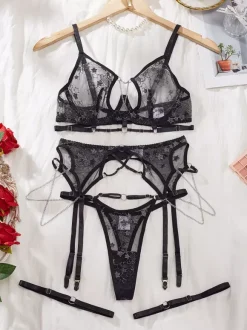 Ensemble de lingerie harnais et jarretière en dentelle étoilée ajourée