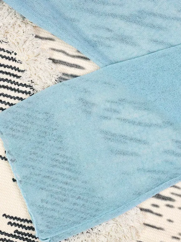 Ensemble de maillot de bain et cache-maillot bleu athlétique à manches longues et dos nageur.
