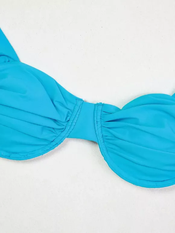 Ensemble de maillot de bain et cache-maillot bleu athlétique à manches longues et dos nageur.