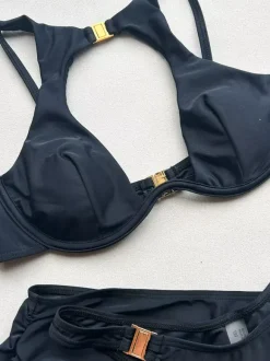 Ensemble de maillots de bain et cache-maillots noirs sexy à lacets et dos nu. Maillot de bain d'été