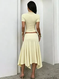 Ensemble deux pièces : top court slim à décolleté plongeant en dentelle et jupe sirène à ourlet asymétrique.