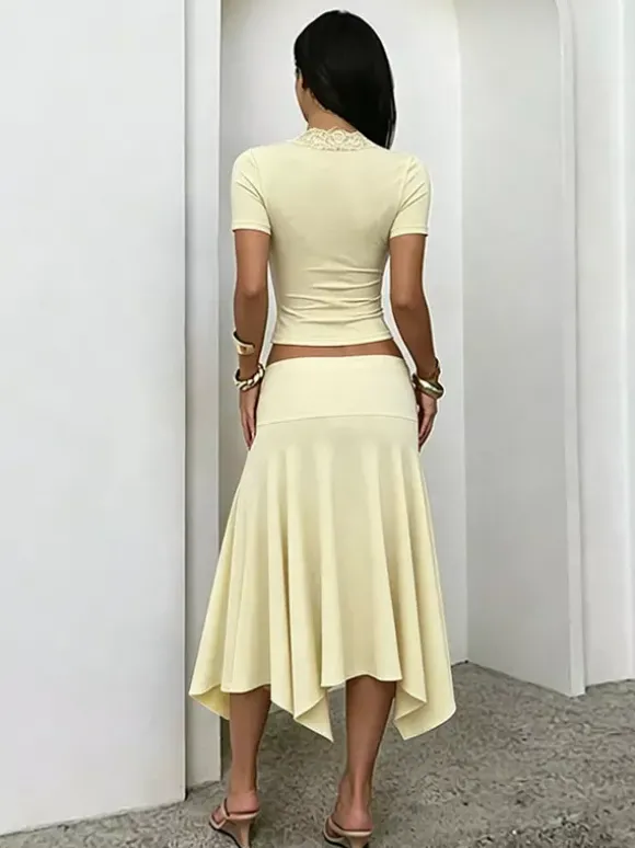 Ensemble deux pièces : top court slim à décolleté plongeant en dentelle et jupe sirène à ourlet asymétrique.