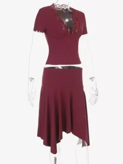 Ensemble deux pièces : top court slim à décolleté plongeant en dentelle et jupe sirène à ourlet asymétrique.