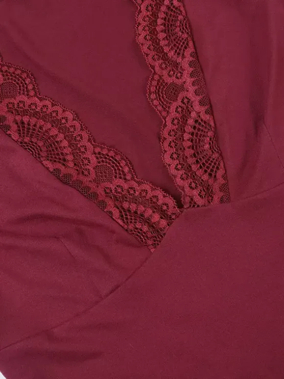Ensemble deux pièces : top court slim à décolleté plongeant en dentelle et jupe sirène à ourlet asymétrique.