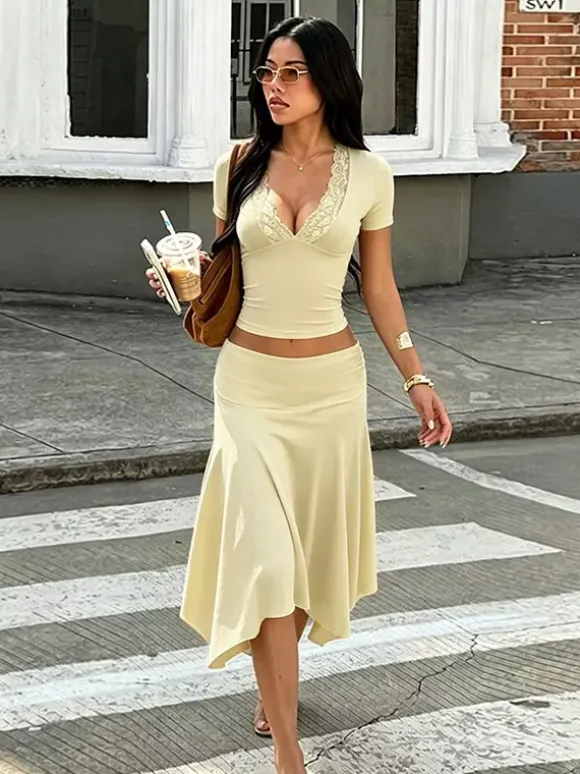 Ensemble deux pièces : top court slim à décolleté plongeant en dentelle et jupe sirène à ourlet asymétrique.