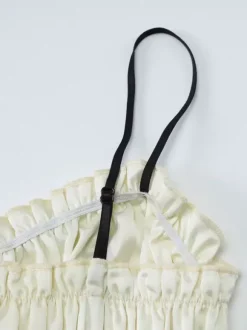 Ensemble deux pièces abricot chic plissé idéal pour les vacances avec bretelles et col à volants jupe sans manches à volants.