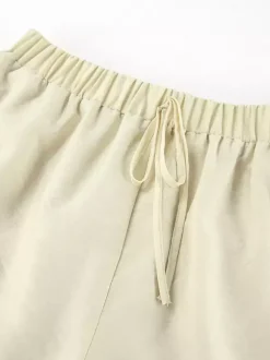 Ensemble deux pièces blanc décontracté pour tous les jours : haut à volants col en V manches longues et pantalon.