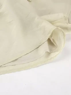 Ensemble deux pièces blanc décontracté pour tous les jours : haut à volants col en V manches longues et pantalon.