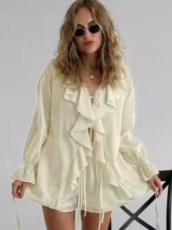 Ensemble deux pièces blanc décontracté pour tous les jours : haut à volants col en V manches longues et pantalon.