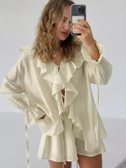 Ensemble deux pièces blanc décontracté pour tous les jours : haut à volants col en V manches longues et pantalon.