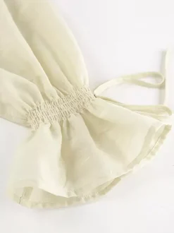 Ensemble deux pièces blanc décontracté pour tous les jours : haut à volants col en V manches longues et pantalon.