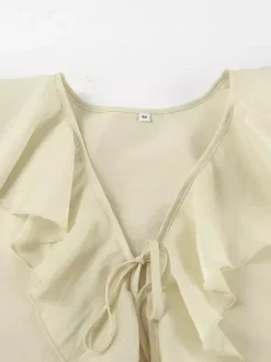 Ensemble deux pièces blanc décontracté pour tous les jours : haut à volants col en V manches longues et pantalon.